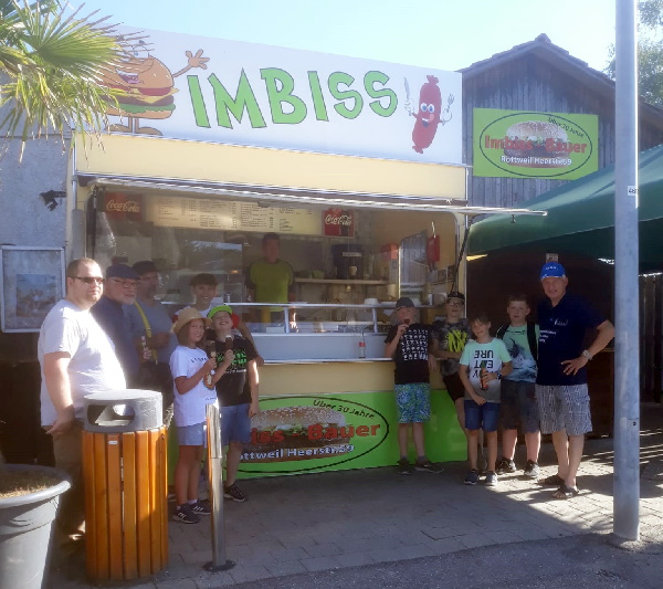 Jugendgruppe beim Imbiss